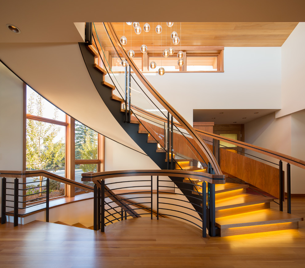 Idéer för en stor modern svängd trappa i trä, med sättsteg i trä