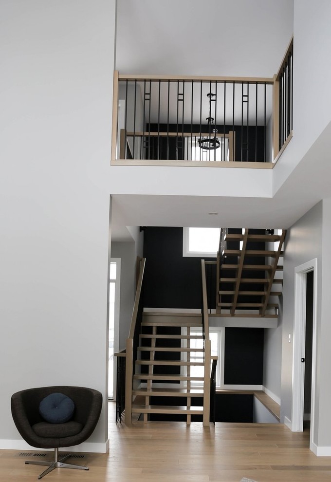 Cette image montre un escalier sans contremarche traditionnel en U de taille moyenne avec des marches en bois.