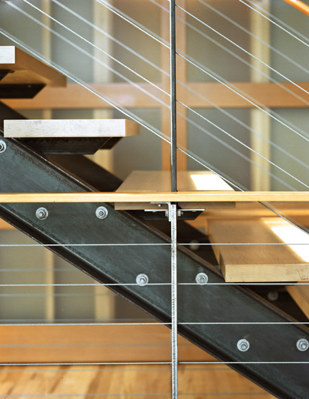 ポートランドにあるコンテンポラリースタイルのおしゃれな階段の写真