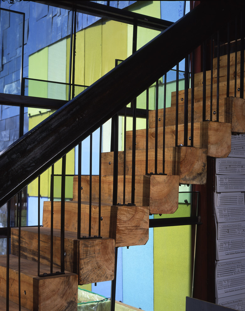 Свежая идея для дизайна: лестница на больцах в стиле лофт - отличное фото интерьера