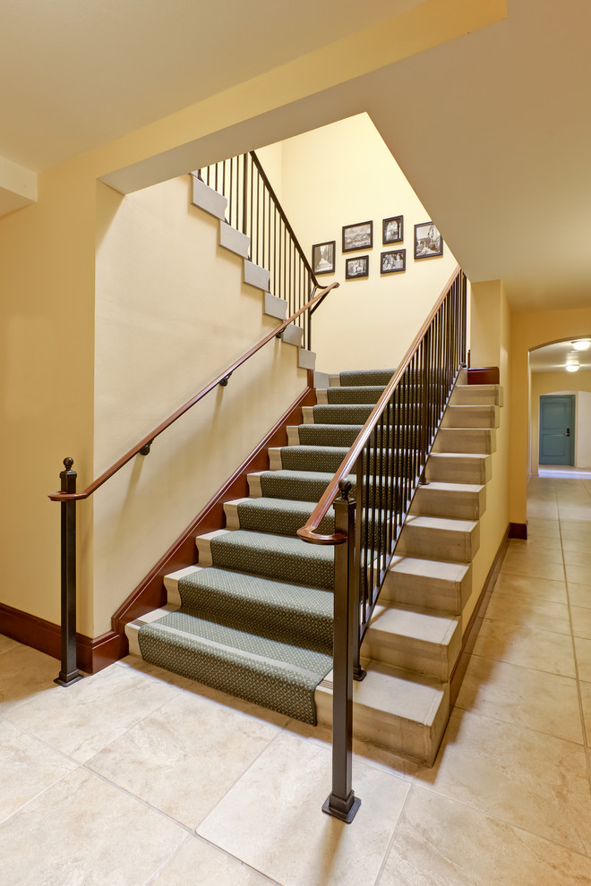 Стильный дизайн: п-образная лестница среднего размера в классическом стиле с ступенями с ковровым покрытием, ковровыми подступенками и перилами из смешанных материалов - последний тренд