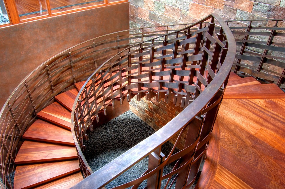 Источник вдохновения для домашнего уюта: изогнутая лестница в стиле неоклассика (современная классика) с деревянными ступенями без подступенок