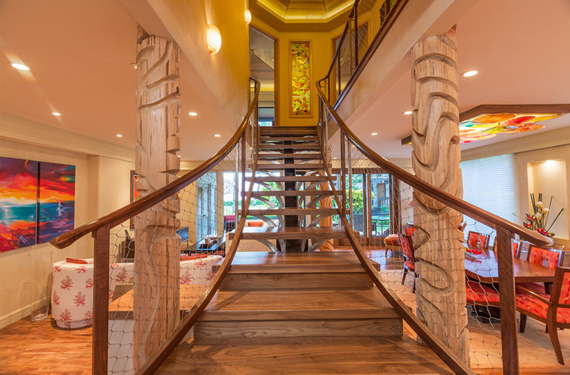 Cette photo montre un escalier sans contremarche flottant exotique avec des marches en bois.