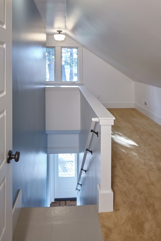 Idée de décoration pour un petit escalier peint droit vintage avec des marches en bois peint et éclairage.