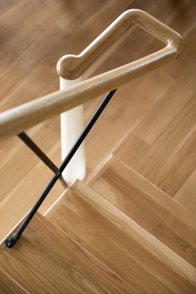 Ejemplo de escalera recta marinera con escalones de madera, contrahuellas de madera y barandilla de madera