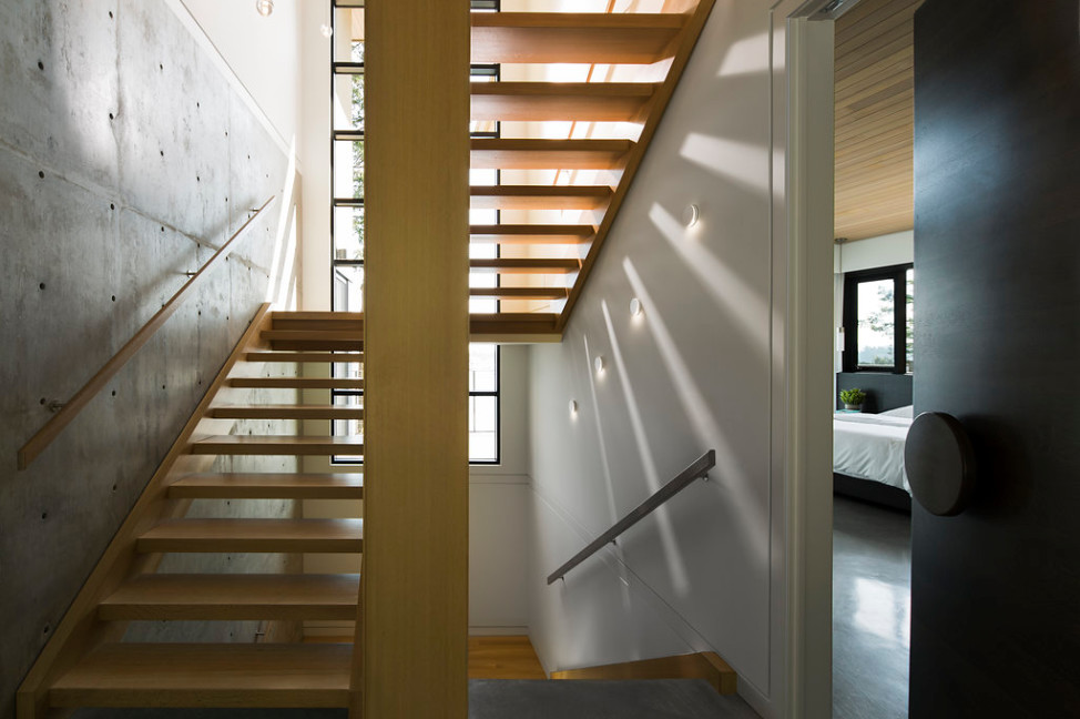 Стильный дизайн: большая п-образная деревянная лестница в современном стиле с деревянными ступенями и деревянными перилами - последний тренд