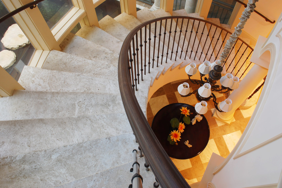 Idéer för en stor exotisk svängd trappa, med klinker och sättsteg i kakel