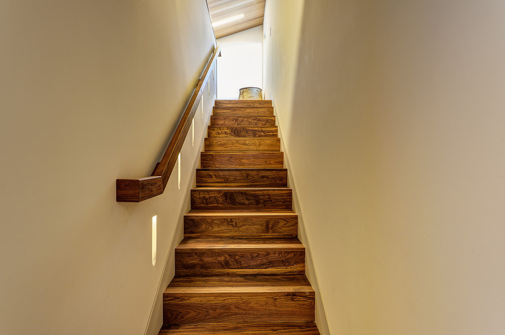 Idée de décoration pour un escalier droit vintage.