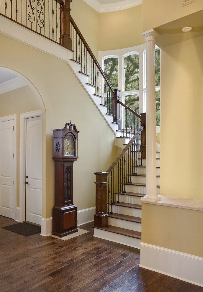 Пример оригинального дизайна: деревянная лестница среднего размера в классическом стиле с деревянными ступенями и перилами из смешанных материалов