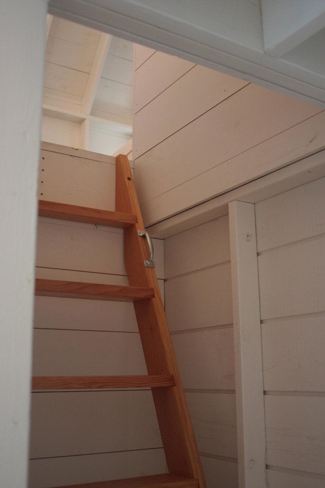 На фото: маленькая прямая лестница в стиле кантри с деревянными ступенями без подступенок для на участке и в саду