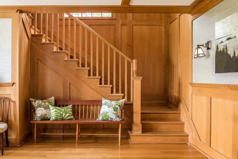 Свежая идея для дизайна: угловая деревянная лестница в классическом стиле с деревянными ступенями и деревянными перилами - отличное фото интерьера