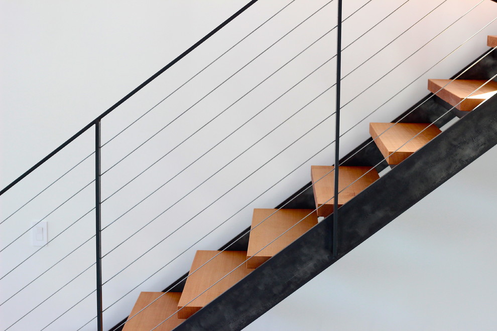 Идея дизайна: лестница в стиле модернизм с деревянными ступенями без подступенок