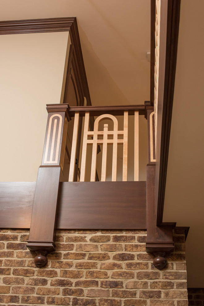 Пример оригинального дизайна: большая прямая деревянная лестница в стиле кантри с деревянными ступенями