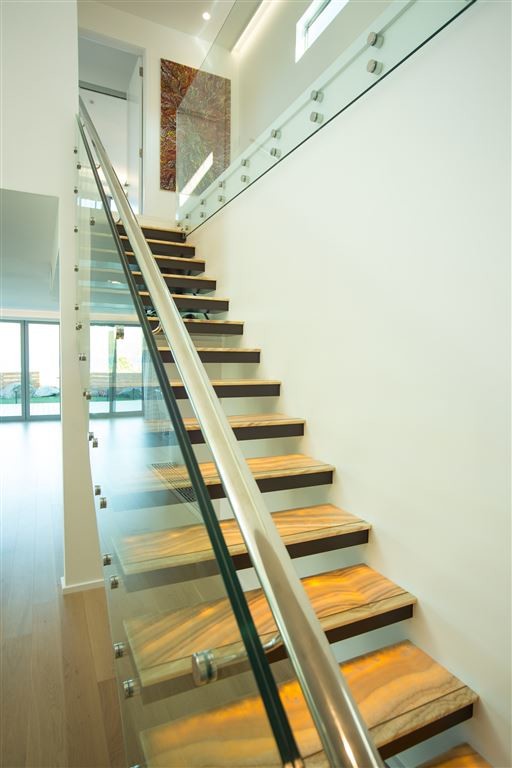 Источник вдохновения для домашнего уюта: лестница на больцах, среднего размера в современном стиле с мраморными ступенями и стеклянными перилами
