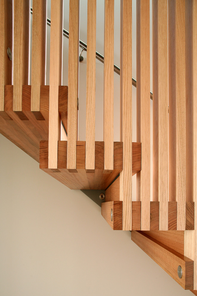 Schwebende, Mittelgroße Moderne Holztreppe mit Holz-Setzstufen in Wellington