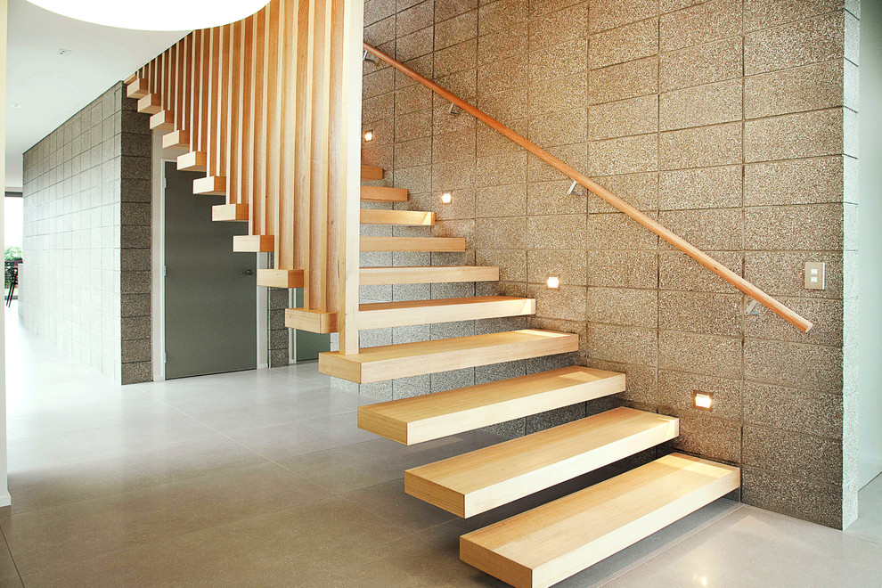 Modelo de escalera suspendida nórdica grande sin contrahuella con escalones de madera