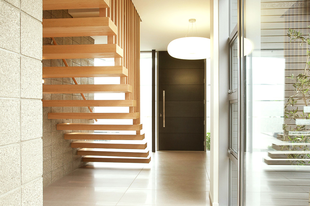Пример оригинального дизайна: большая лестница на больцах в скандинавском стиле с деревянными ступенями без подступенок