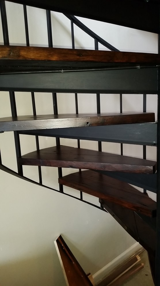 Идея дизайна: винтовая металлическая лестница среднего размера в стиле ретро с деревянными ступенями