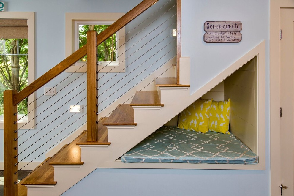 Идея дизайна: прямая лестница среднего размера в морском стиле с деревянными ступенями и крашенными деревянными подступенками