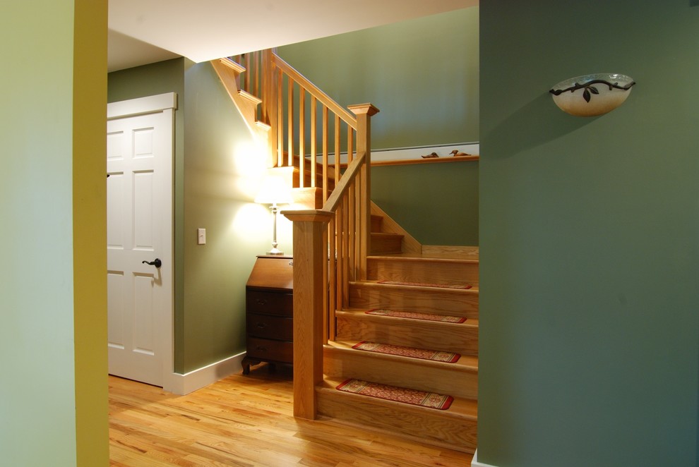 Идея дизайна: угловая деревянная лестница среднего размера в стиле кантри с деревянными ступенями