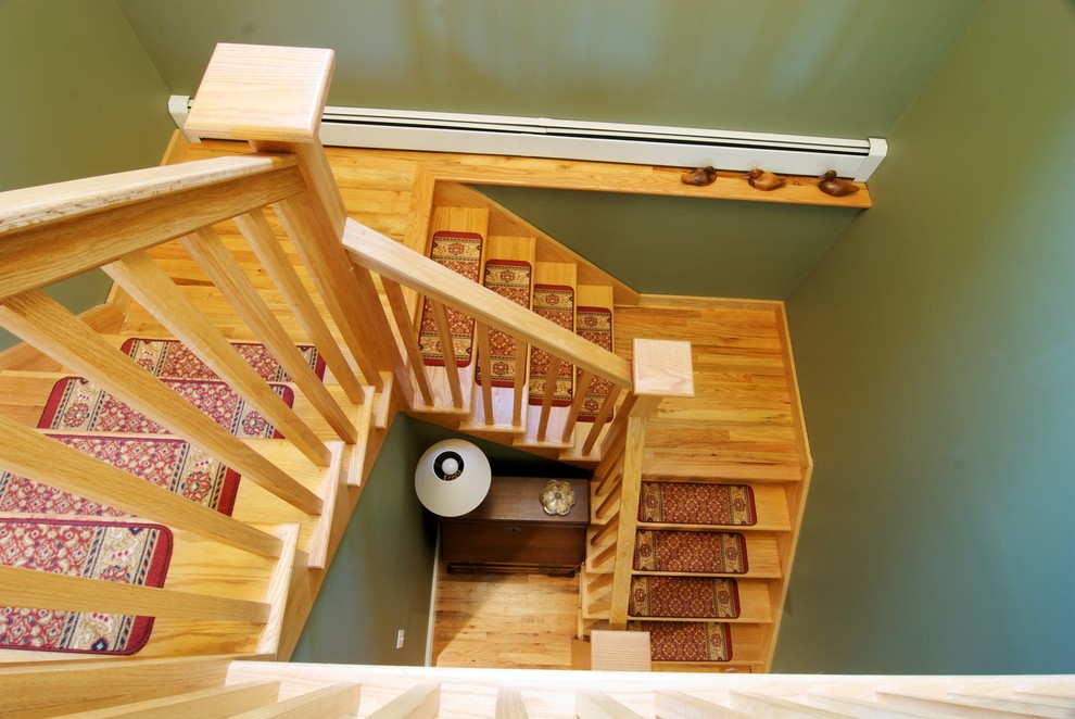 Idée de décoration pour un escalier craftsman en L de taille moyenne avec des marches en bois et des contremarches en bois.