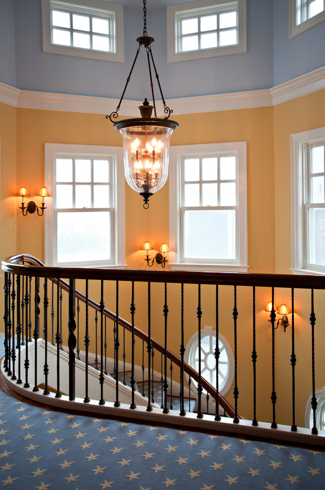 Источник вдохновения для домашнего уюта: винтовая деревянная лестница в классическом стиле с ступенями с ковровым покрытием
