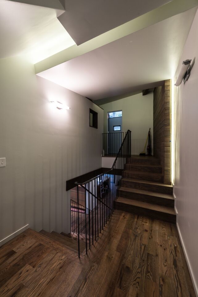 Aménagement d'un petit escalier droit contemporain avec des marches en bois et des contremarches en bois.