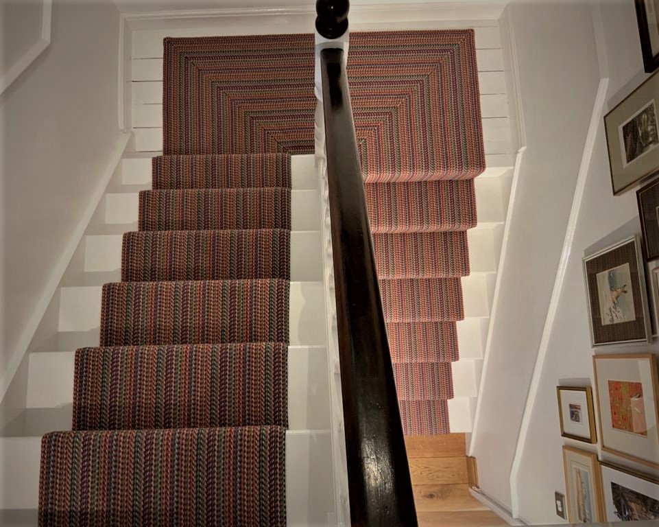 ハートフォードシャーにある広いコンテンポラリースタイルのおしゃれな階段 (カーペット張りの蹴込み板) の写真