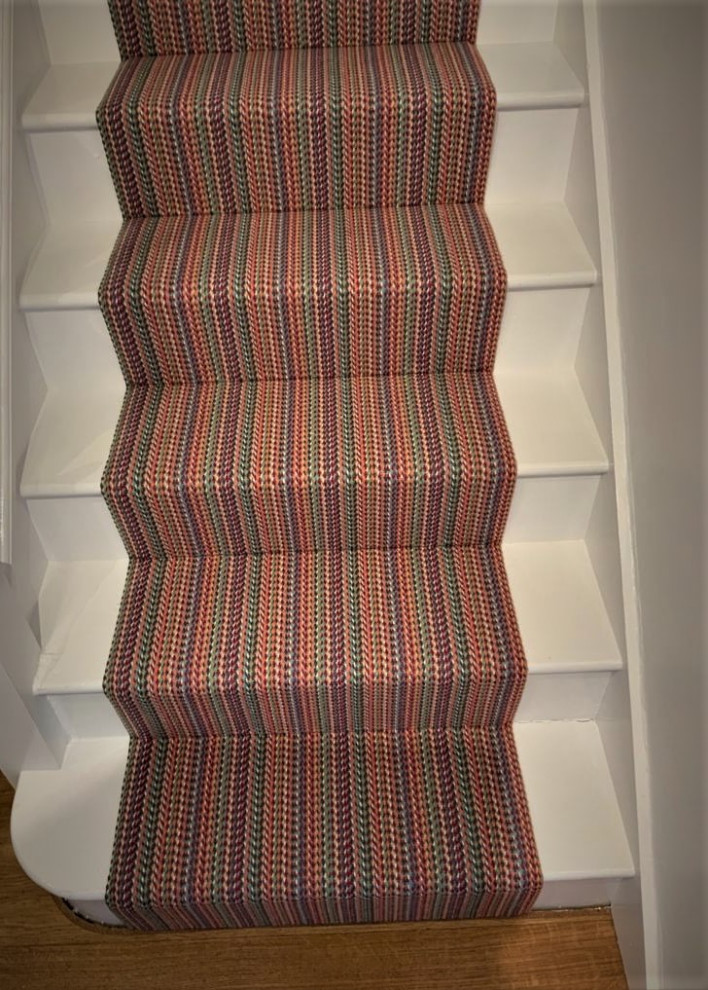 Imagen de escalera contemporánea grande con escalones enmoquetados y contrahuellas enmoquetadas