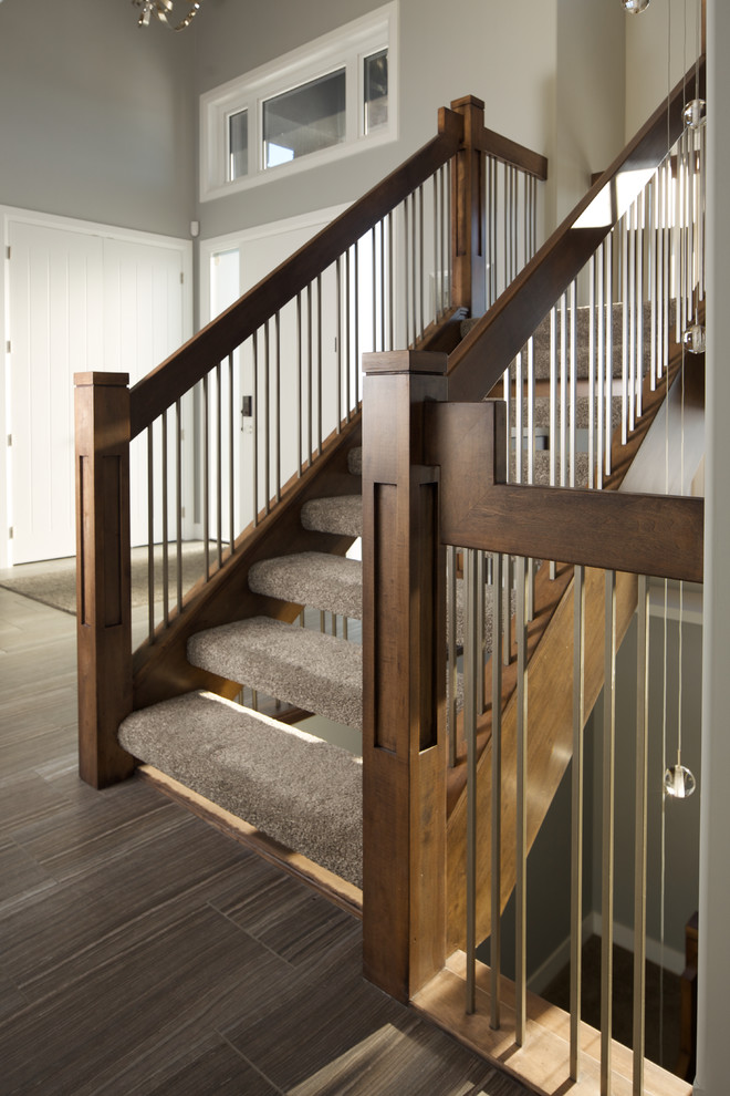 Modernes Treppengeländer Holz in L-Form mit Teppich-Treppenstufen und offenen Setzstufen in Edmonton