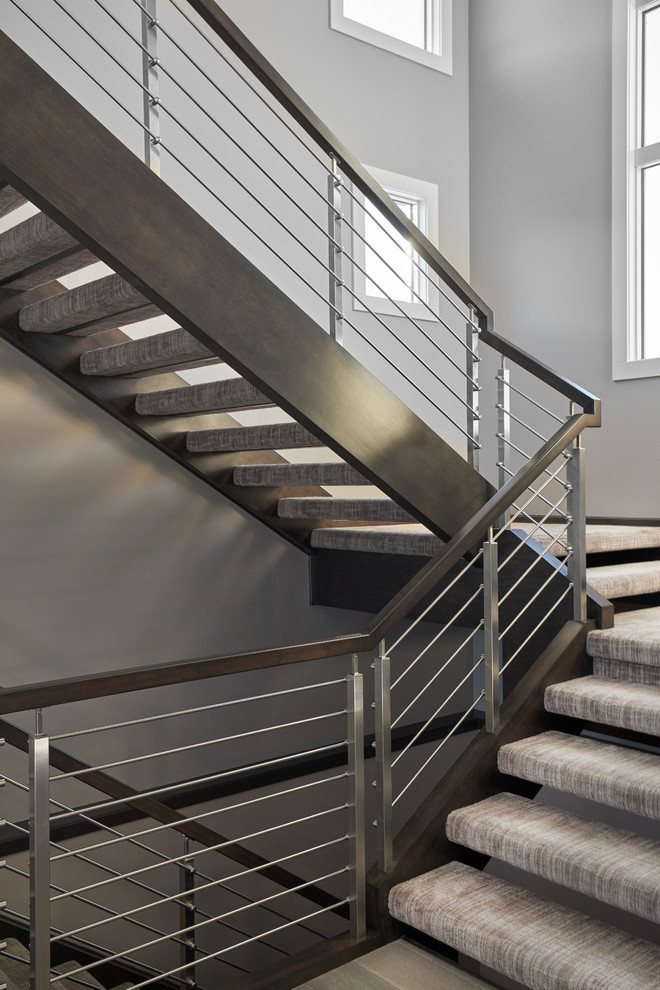 Idéer för att renovera en stor funkis flytande trappa, med heltäckningsmatta och räcke i flera material