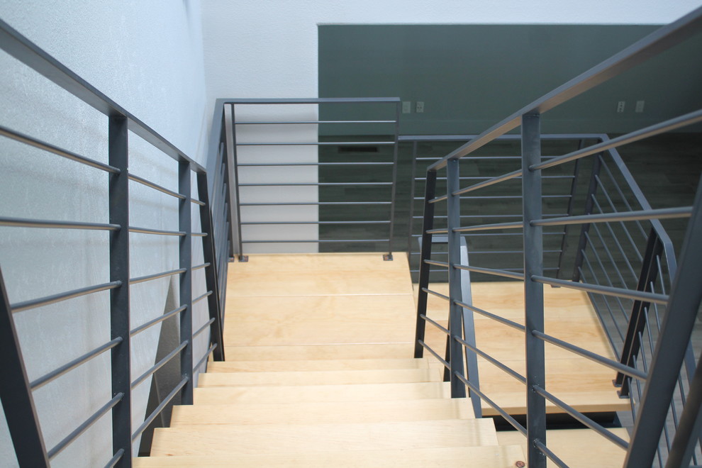 Свежая идея для дизайна: п-образная лестница в стиле модернизм с деревянными ступенями и металлическими перилами без подступенок - отличное фото интерьера