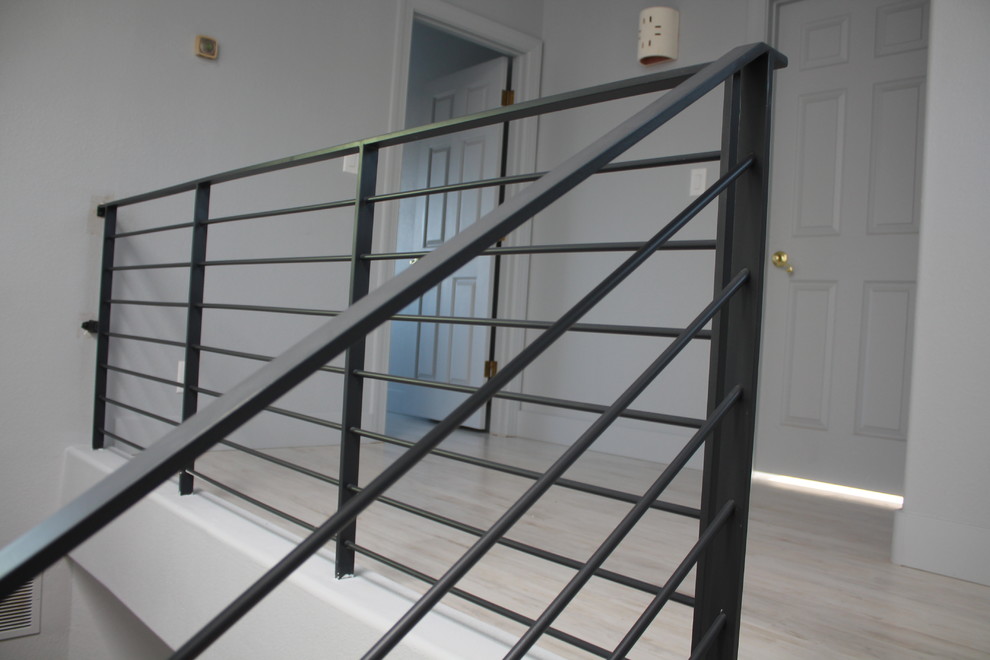 アルバカーキにあるモダンスタイルのおしゃれな階段 (金属の手すり) の写真