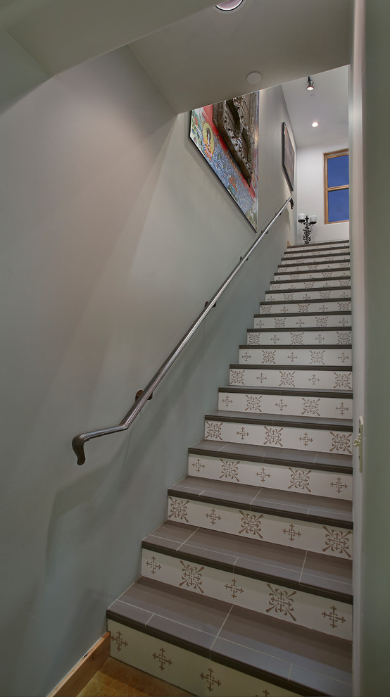 Пример оригинального дизайна: большая прямая лестница в стиле фьюжн с ступенями из плитки и крашенными деревянными подступенками