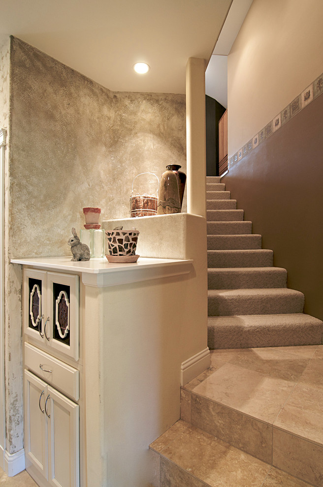 Aménagement d'un escalier droit contemporain de taille moyenne avec des marches en moquette et des contremarches en moquette.
