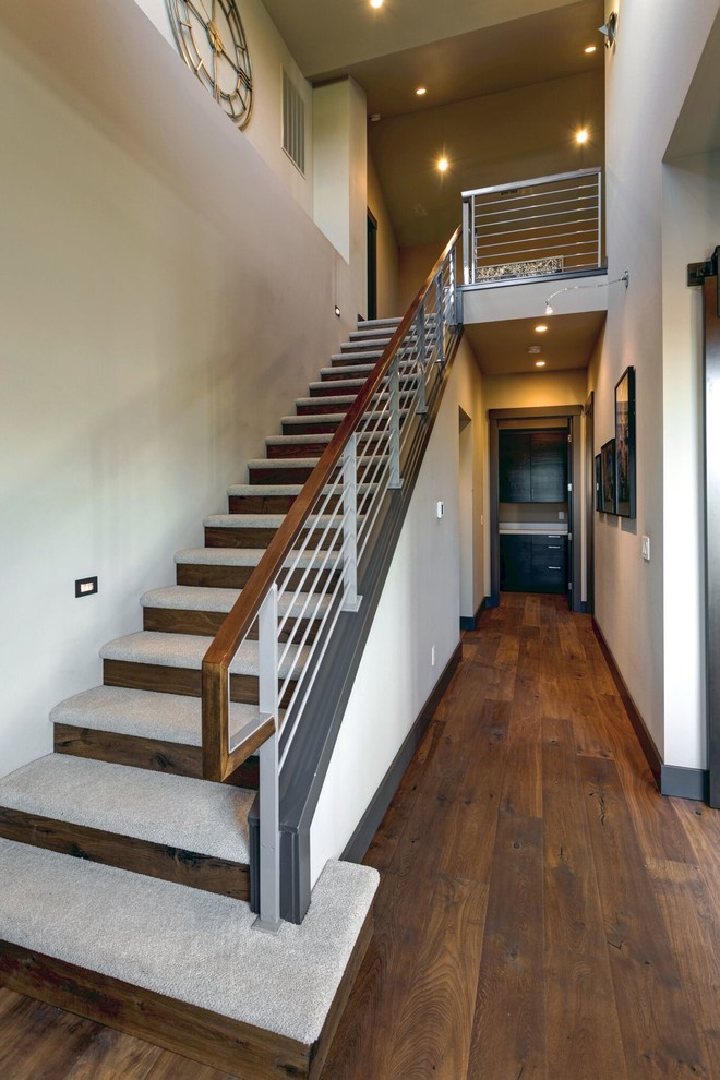 Свежая идея для дизайна: большая прямая деревянная лестница в современном стиле с ступенями с ковровым покрытием и металлическими перилами - отличное фото интерьера