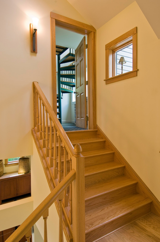 Ejemplo de escalera en L tradicional renovada de tamaño medio con escalones de madera, contrahuellas de madera y barandilla de madera
