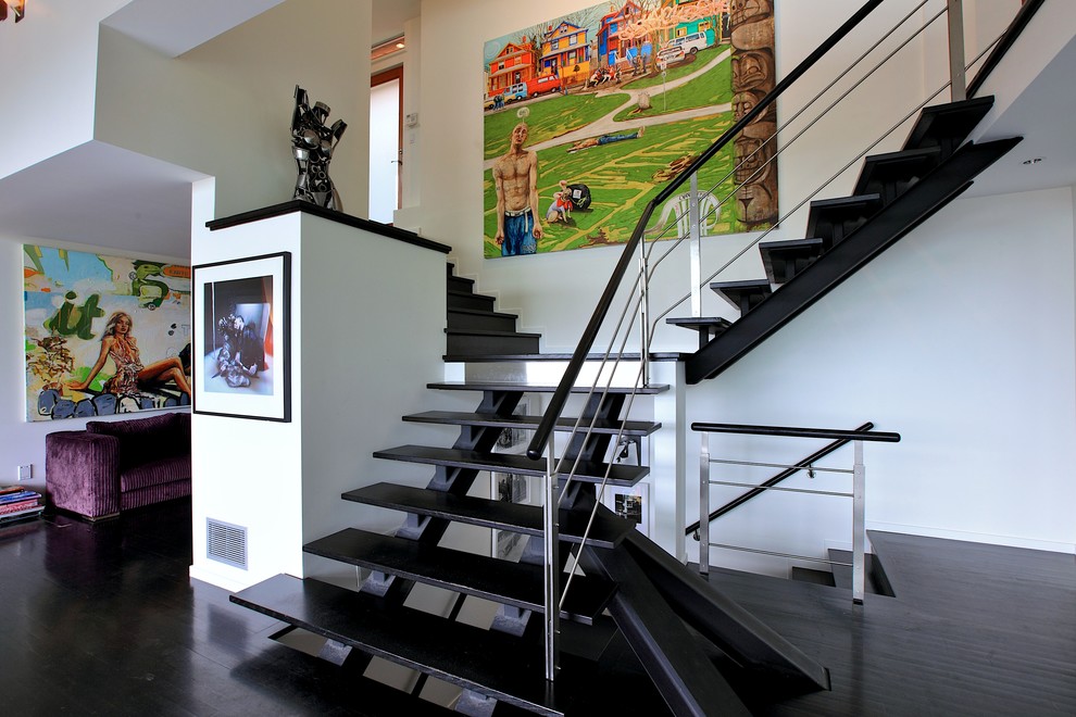 Exemple d'un grand escalier sans contremarche flottant moderne avec des marches en bois peint.