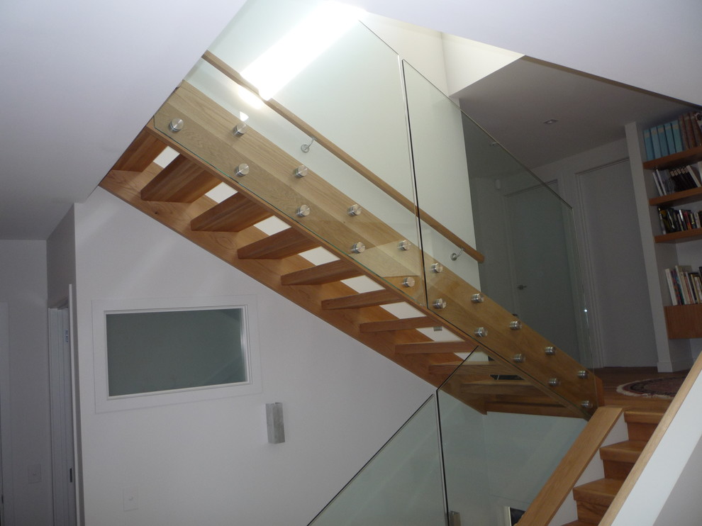 Foto på en mellanstor funkis rak trappa i trä, med öppna sättsteg