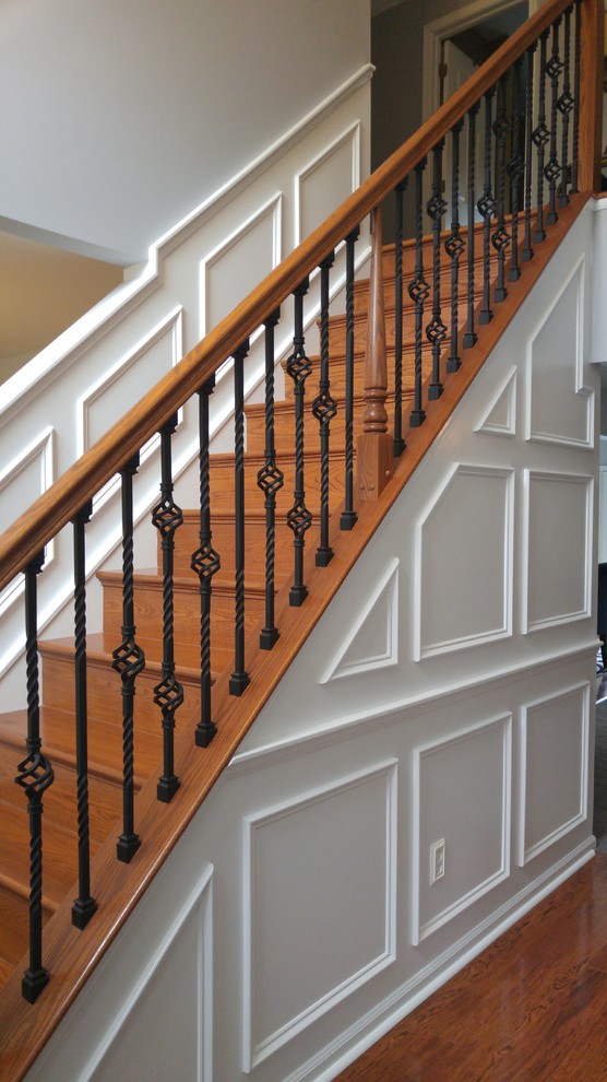 Foto de escalera recta clásica de tamaño medio con escalones de madera, contrahuellas de madera y barandilla de varios materiales