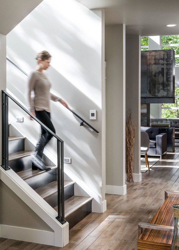 Inspiration pour un grand escalier minimaliste en U avec des marches en bois et des contremarches en métal.