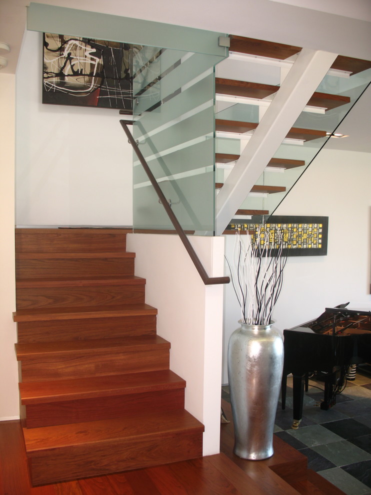 Imagen de escalera en U actual de tamaño medio con escalones de madera, contrahuellas de madera y barandilla de madera