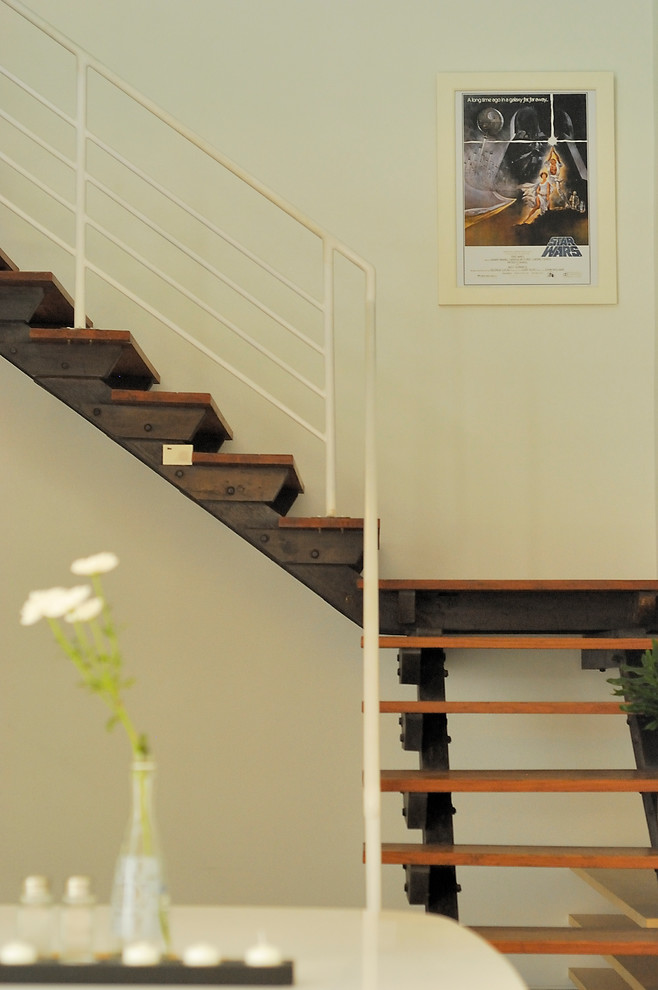 На фото: лестница в стиле лофт с деревянными ступенями без подступенок с