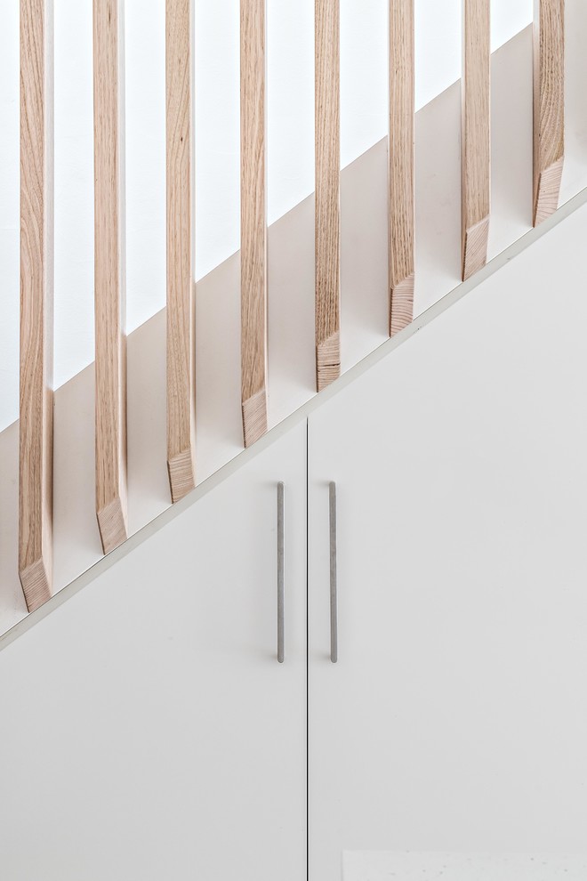Modelo de escalera recta contemporánea de tamaño medio con escalones enmoquetados, contrahuellas enmoquetadas y barandilla de madera
