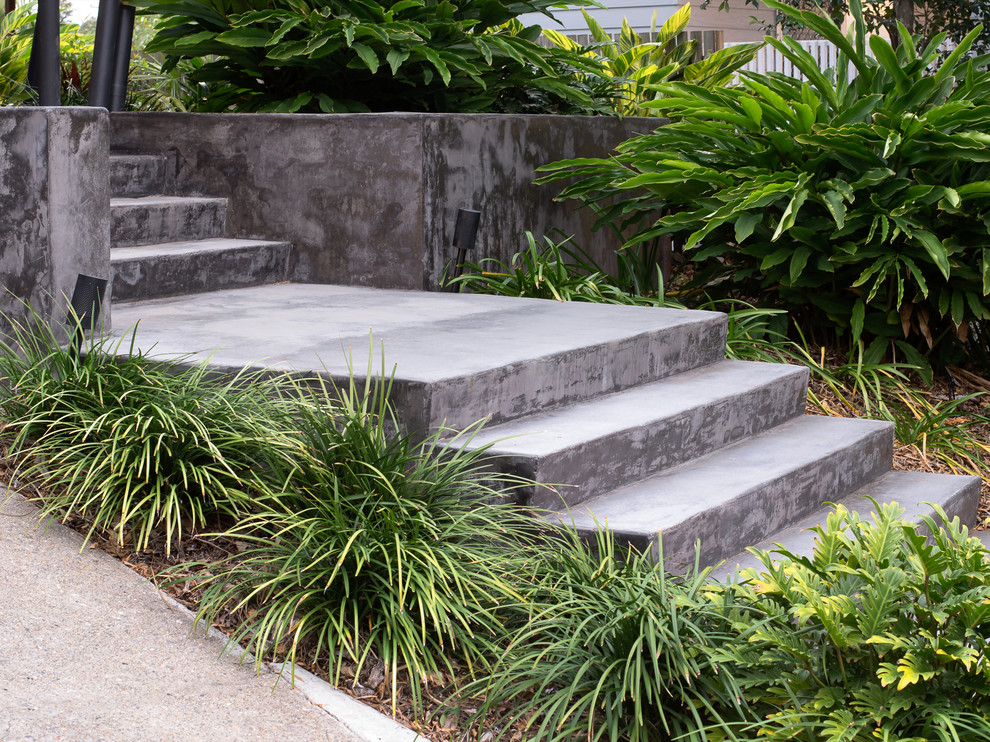 Idée de décoration pour un grand escalier droit minimaliste en béton avec des contremarches en béton.