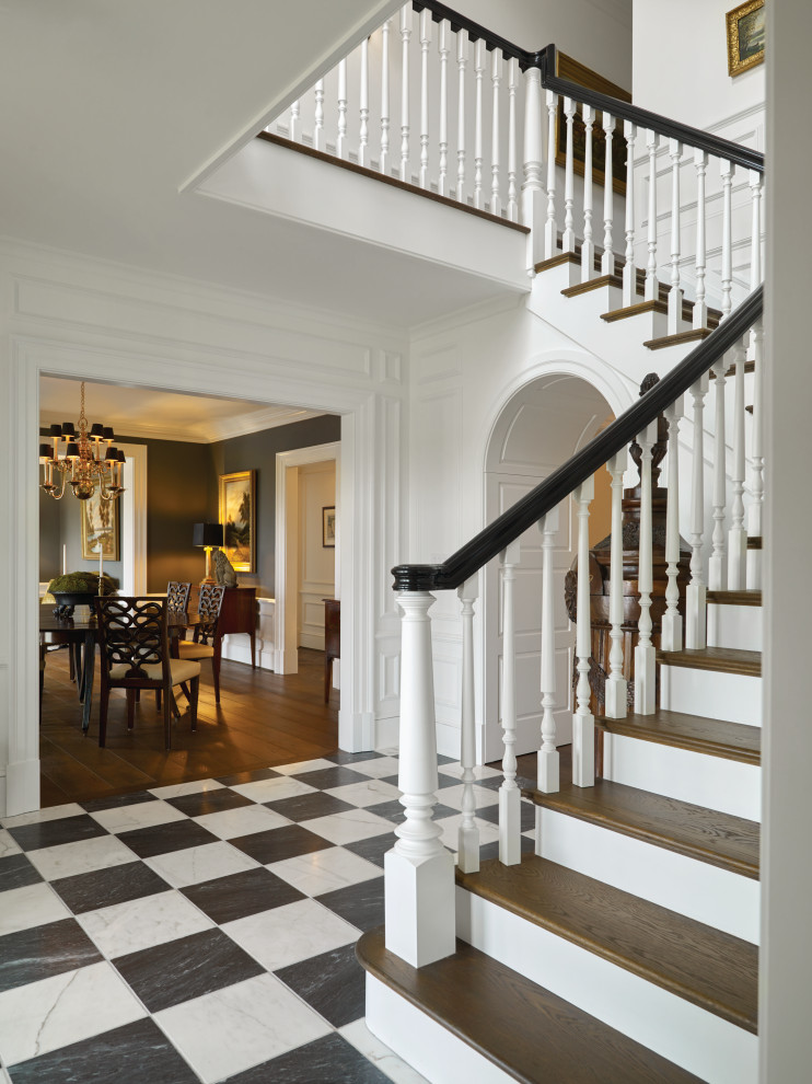 Идея дизайна: угловая деревянная лестница среднего размера в классическом стиле с деревянными ступенями, деревянными перилами и панелями на части стены