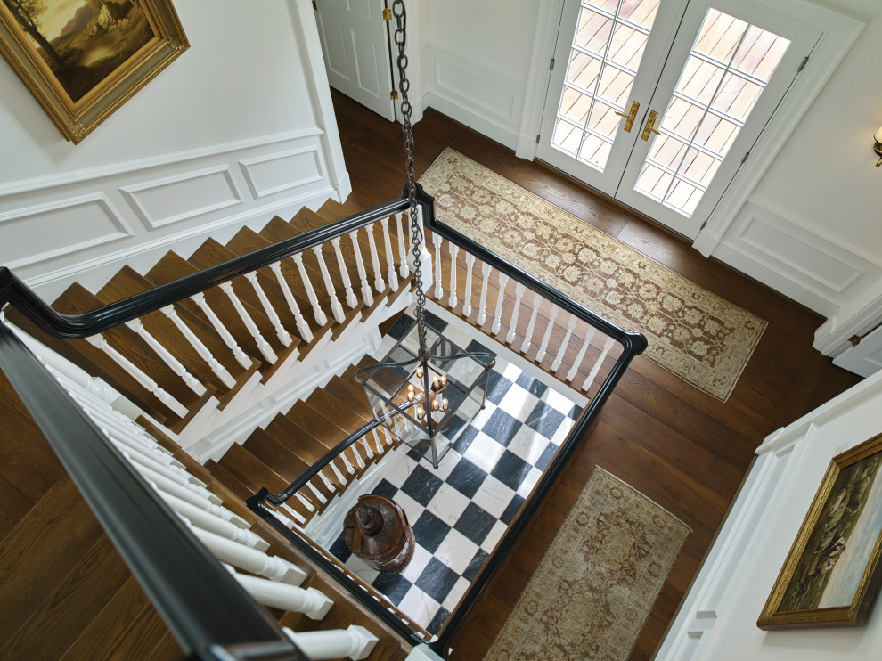 Idées déco pour un escalier classique en L de taille moyenne avec des marches en bois, des contremarches en bois, un garde-corps en bois et du lambris.