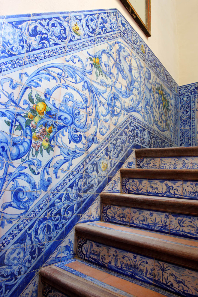 セビリアにある地中海スタイルのおしゃれな階段の写真