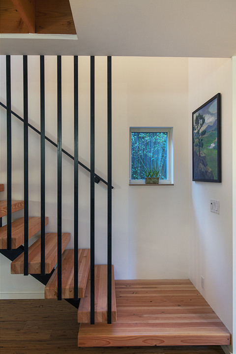 Inspiration pour un petit escalier droit minimaliste avec des marches en bois.