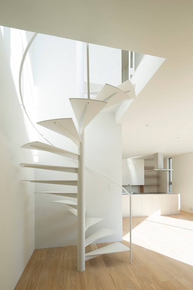 Идея дизайна: маленькая винтовая лестница в стиле модернизм с металлическими ступенями без подступенок для на участке и в саду